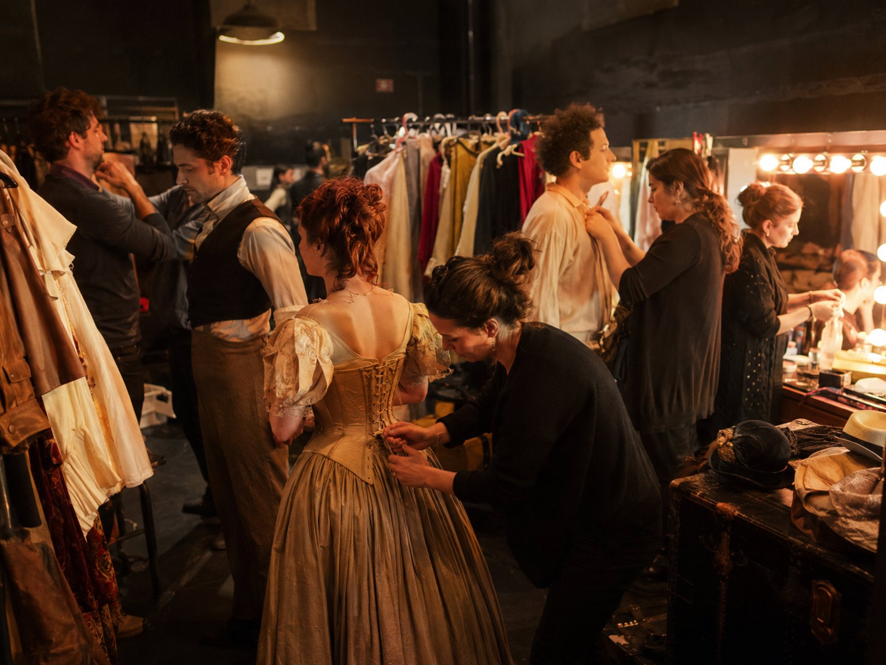 Coulisses d'un spectacle avec habillage des artistes
